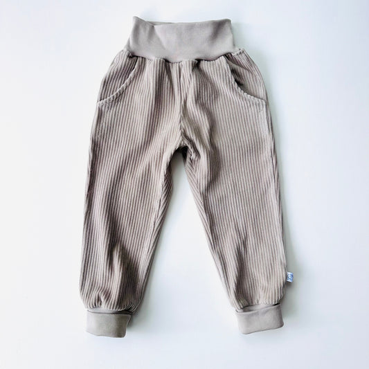 Cordnicky-Hose in Steingrau aus Bio-Baumwolle, handgemacht von Raketenkind, erhältlich im Bärechind in Winterthur, Zürich Schweiz.