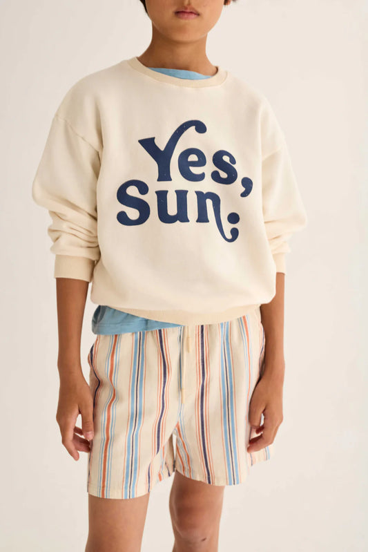 Kind trägt gestreifte Cozmo Bermuda Shorts in Ivory aus Bio-Baumwolle – nachhaltige Kindermode im Bärechind Winterthur