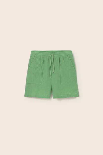 Grüne Kinder Shorts aus Musselin von Cozmo – leichte Sommer Shorts aus Baumwolle im Bärechind Winterthur