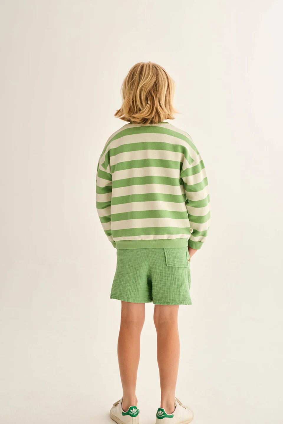 Rückansicht grüne Cozmo Kinder Shorts aus Musselin – bequeme Sommer Shorts im Kinderladen Winterthur