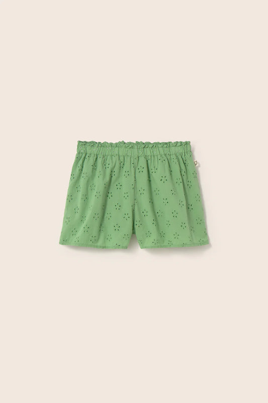 Grüne Kinder Shorts Ruby aus Baumwoll-Lochstickerei von Cozmo – nachhaltige Sommermode im Bärechind Winterthur