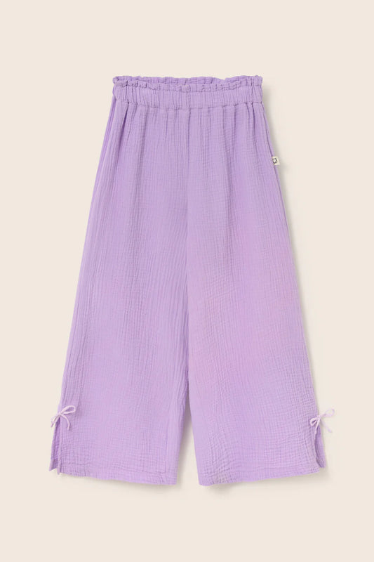 Violette Kinderhose aus Musselin von Cozmo – luftige Wide Pants für Kinder im Bärechind Winterthur