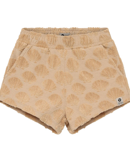 Detailaufnahme der Frottee Shorts mit Muster von Daily7Kids in Sand – Kindermode Schweiz