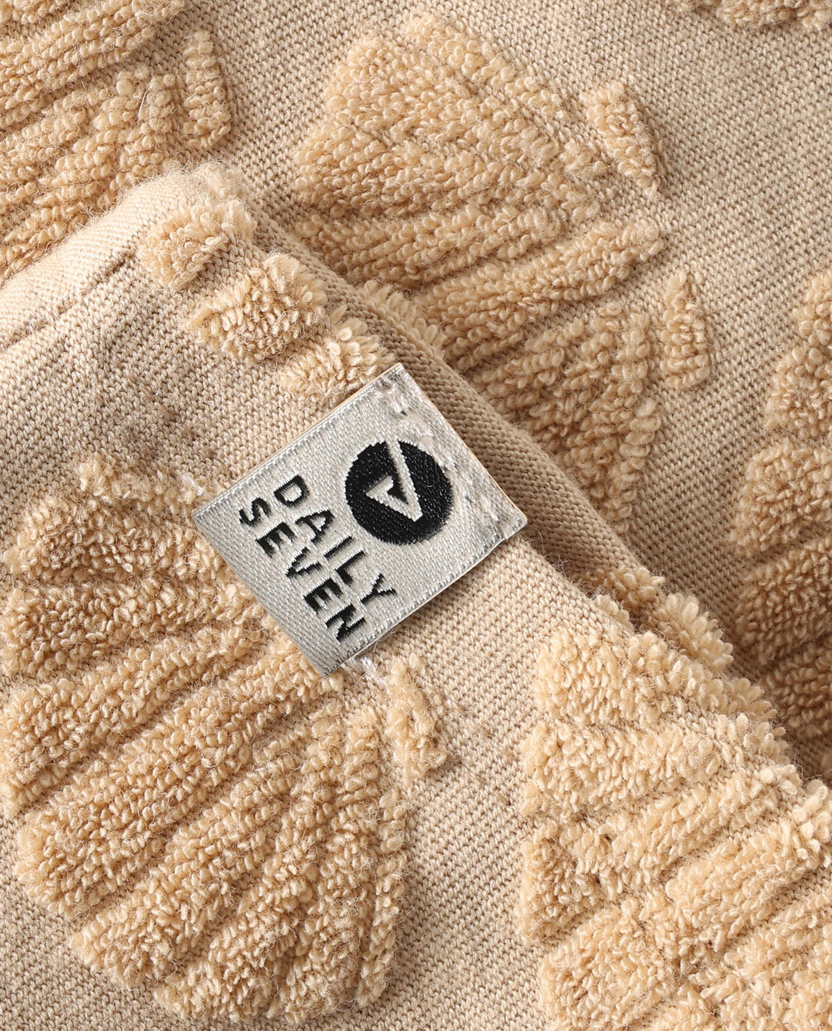 Detailaufnahme der Frottee Shorts mit Muster von Daily7Kids in Sand – Kindermode Schweiz