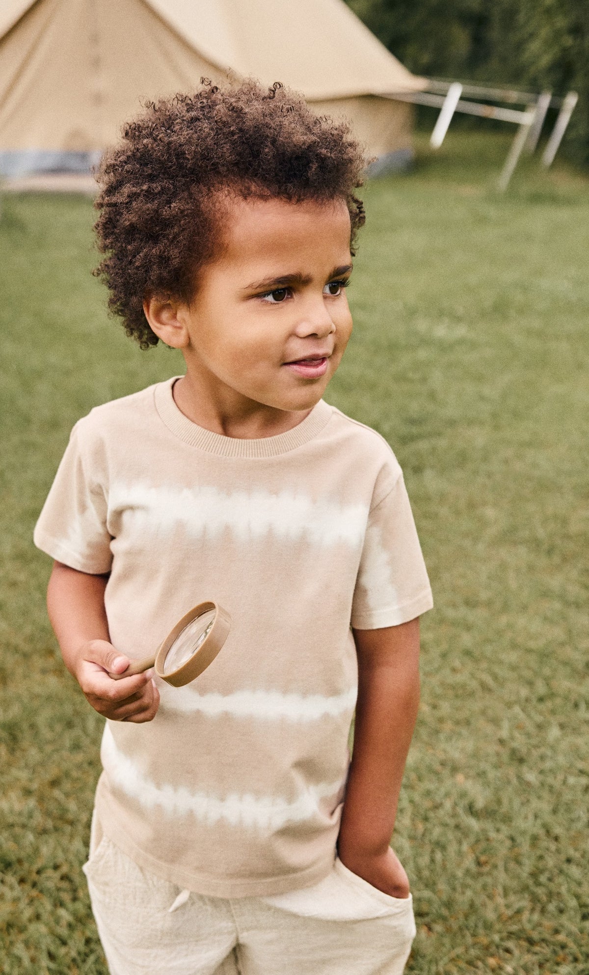DAILY7KIDS Tie-Dye T-Shirt in Sand draussen beim Spielen