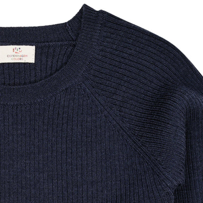 Detailaufnahme vom Rippenmuster und Kragen des Merino Strickpullovers, Bärechind Winterthur Zürich Schweiz.