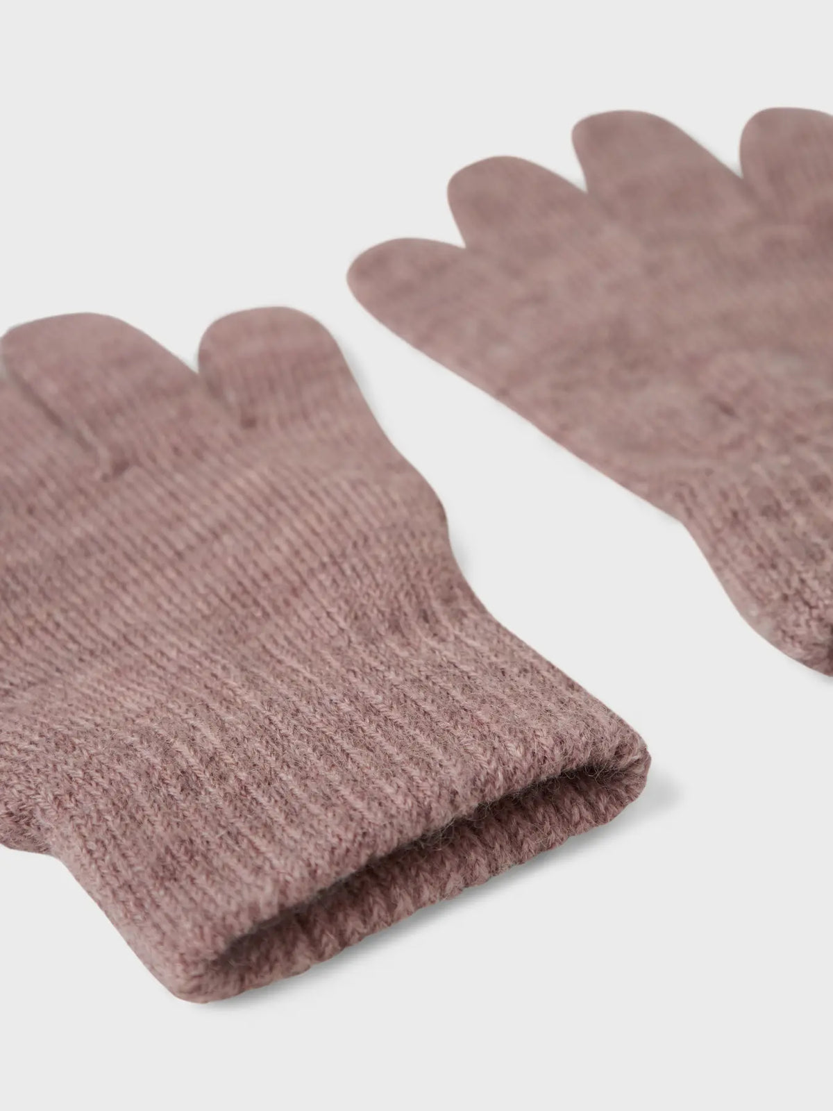 Nahaufnahme eines rosa Strickhandschuhs aus Wolle mit geripptem Bündchen.