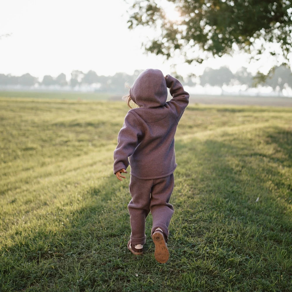 Kind mit Emma & Noah Wollwalk Jacke Essential Berry aus Merinowolle in der Schweiz