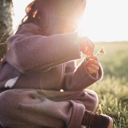 Kind mit Emma & Noah Wollwalk Jacke Essential Berry für Herbst und Winter in der Schweiz