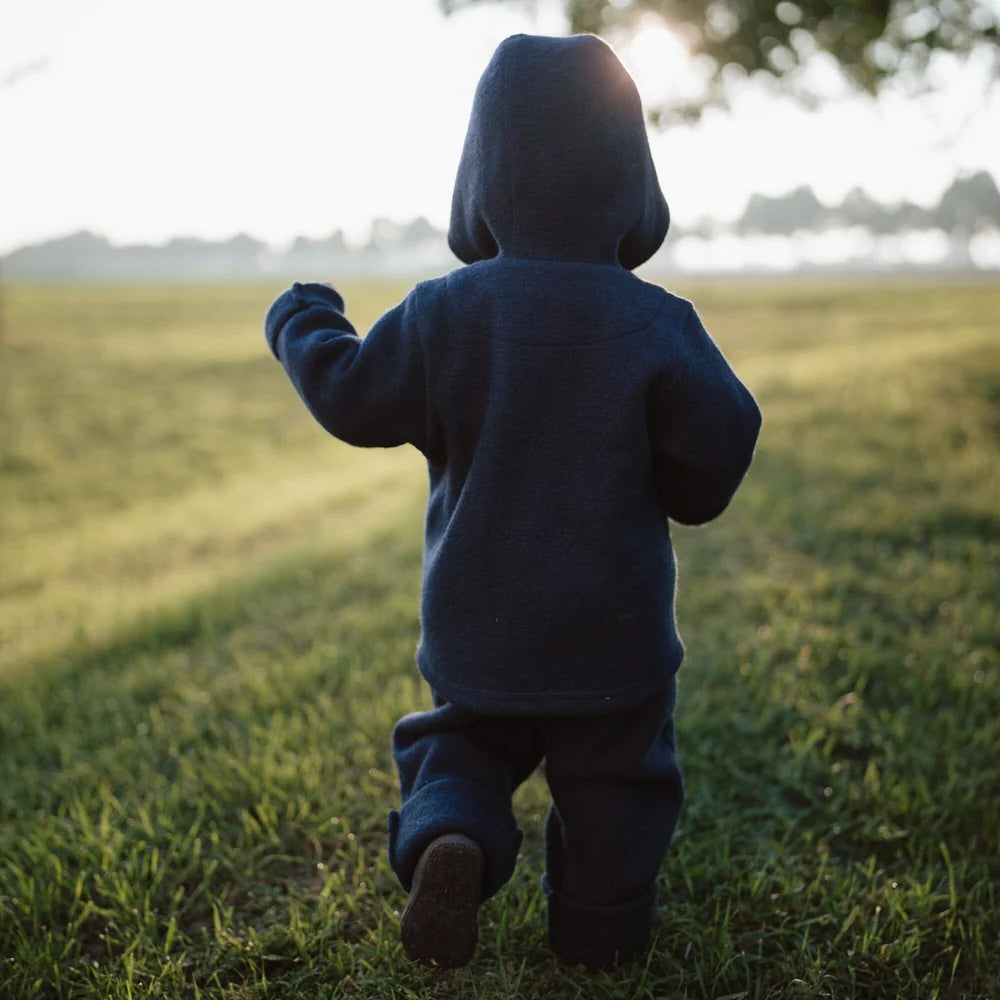 Emma & Noah Wollwalk Jacke Essential Blau für Kinder draussen in Zürich