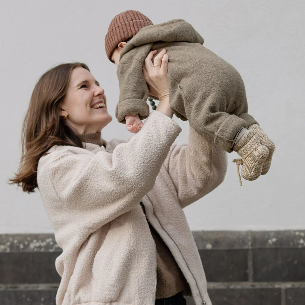 Baby im Emma & Noah Wollwalk Overall Essential Beige aus Merinowolle in Winterthur