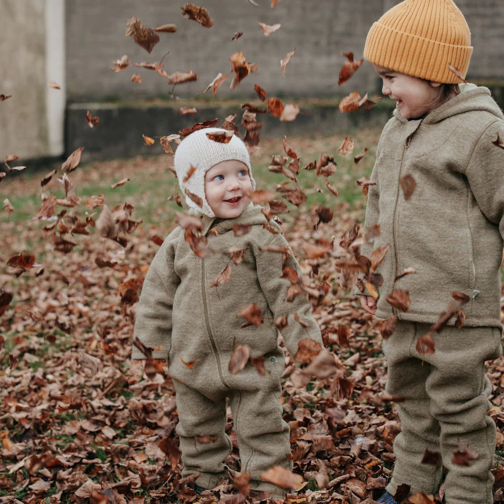 Kinder im Emma & Noah Wollwalk Overall aus Merinowolle im Herbst, erhältlich im Bärechind