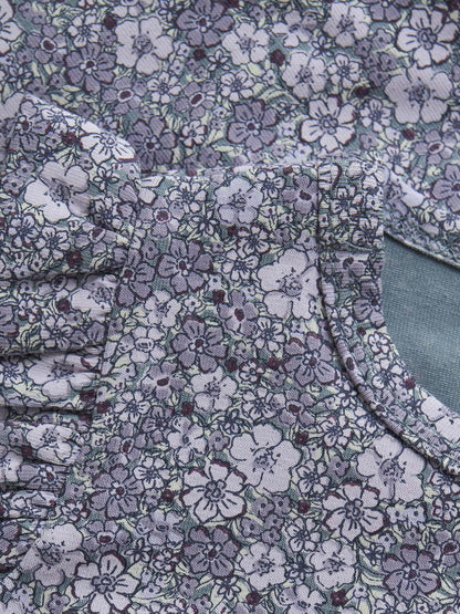 Detailaufnahme Blumenprint auf Fixoni Langarmbody in Lila – erhältlich im Bärechind in Winterthur, Zürich, Schweiz
