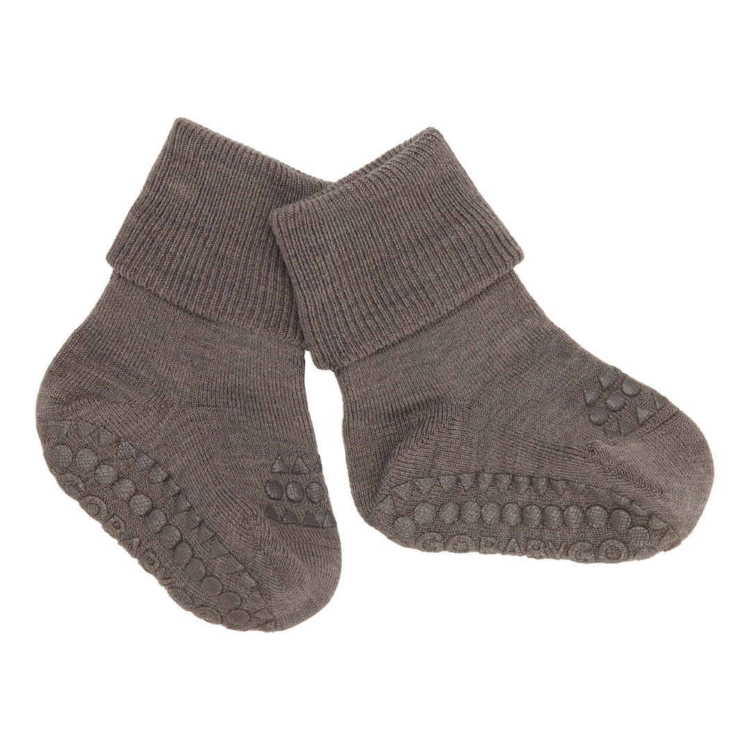 GoBabyGo Wolle Anti-Rutsch-Socken in Braun – Detailansicht mit Gummipunkten an der Sohle