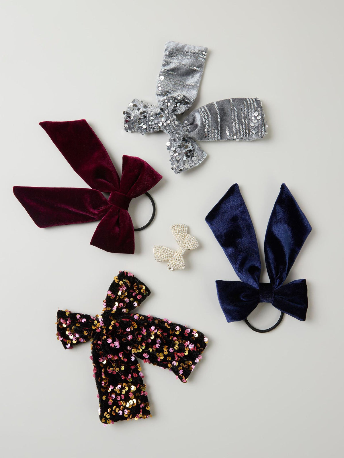 Verschiedene Name it Haaraccessoires aus Velours mit Schleife in Bordeaux oder Blau. Zu kaufen bei Bärechind in Winterthur, Zürich Schweiz.