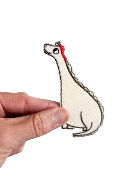 Gestickter Aufnäher „Dino Langhals“ von Halfbird – vegan, weich & zum Aufbügeln, erhältlich im Bärechind in Winterthur