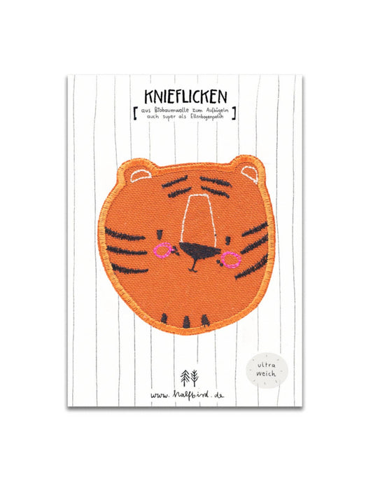 Verpackter Tiger-Knieflicken von Halfbird – nachhaltiger Aufnäher für Kinderkleidung, erhältlich bei Bärechind in Winterthur, Schweiz.