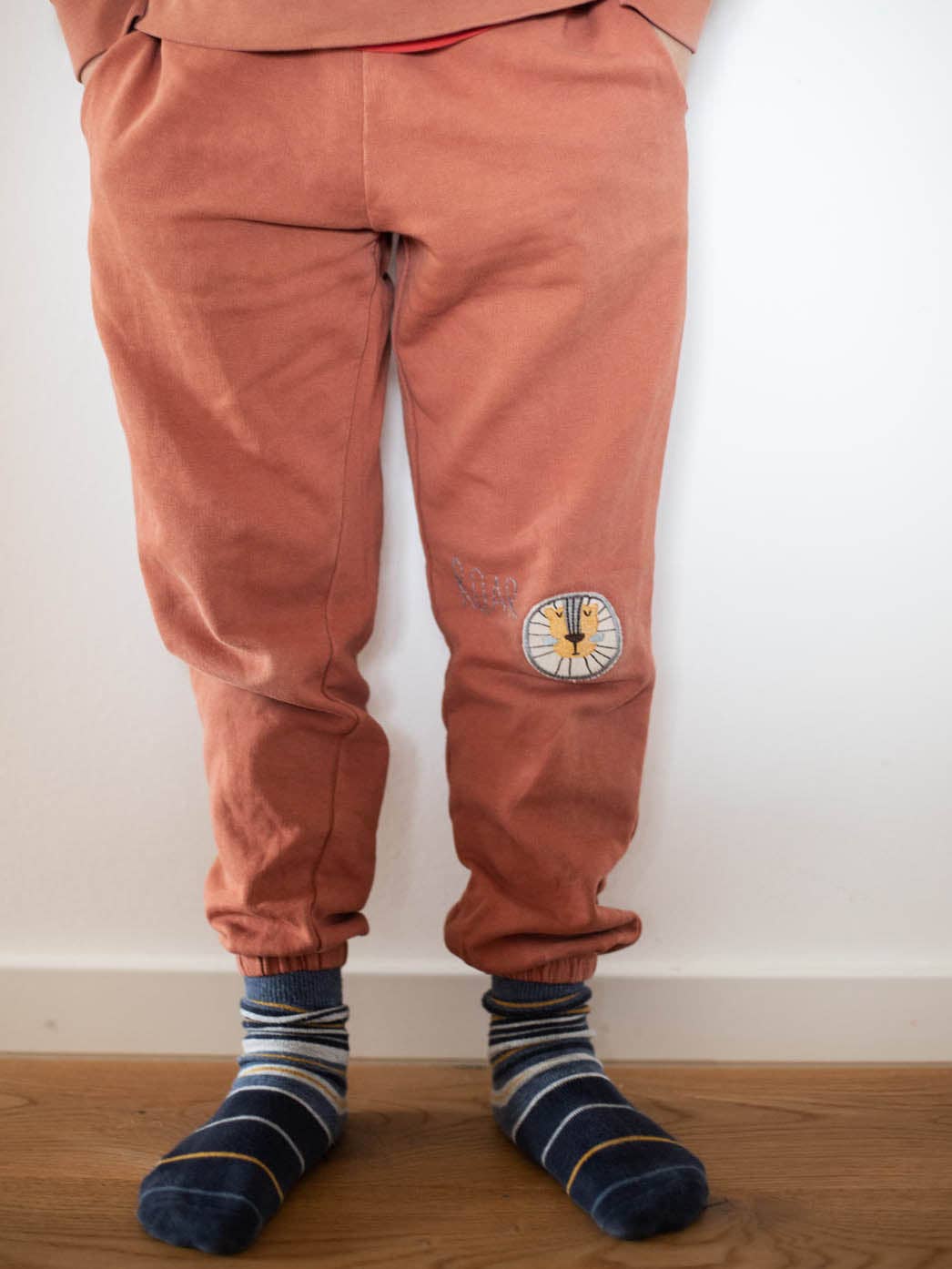 Aufgenähter Löwe von Halfbird auf Kinderhose – kreativer Bügelflicken für Zürich & Umgebung