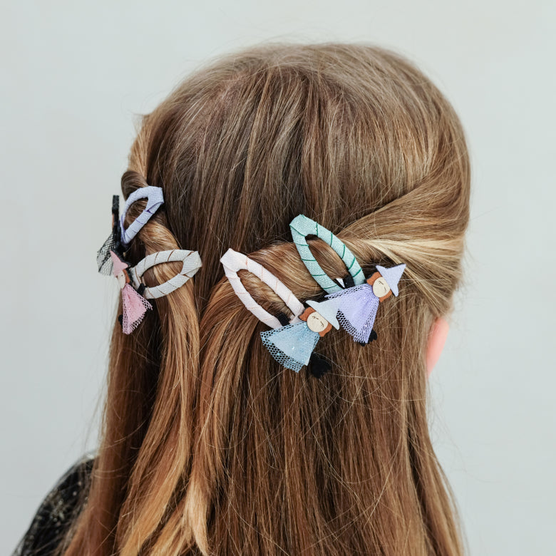 Kind trägt Witch Friends Haarclips mit Hexen-Motiven, Mimi & Lula, Bärechind Winterthur, Zürich Schweiz.