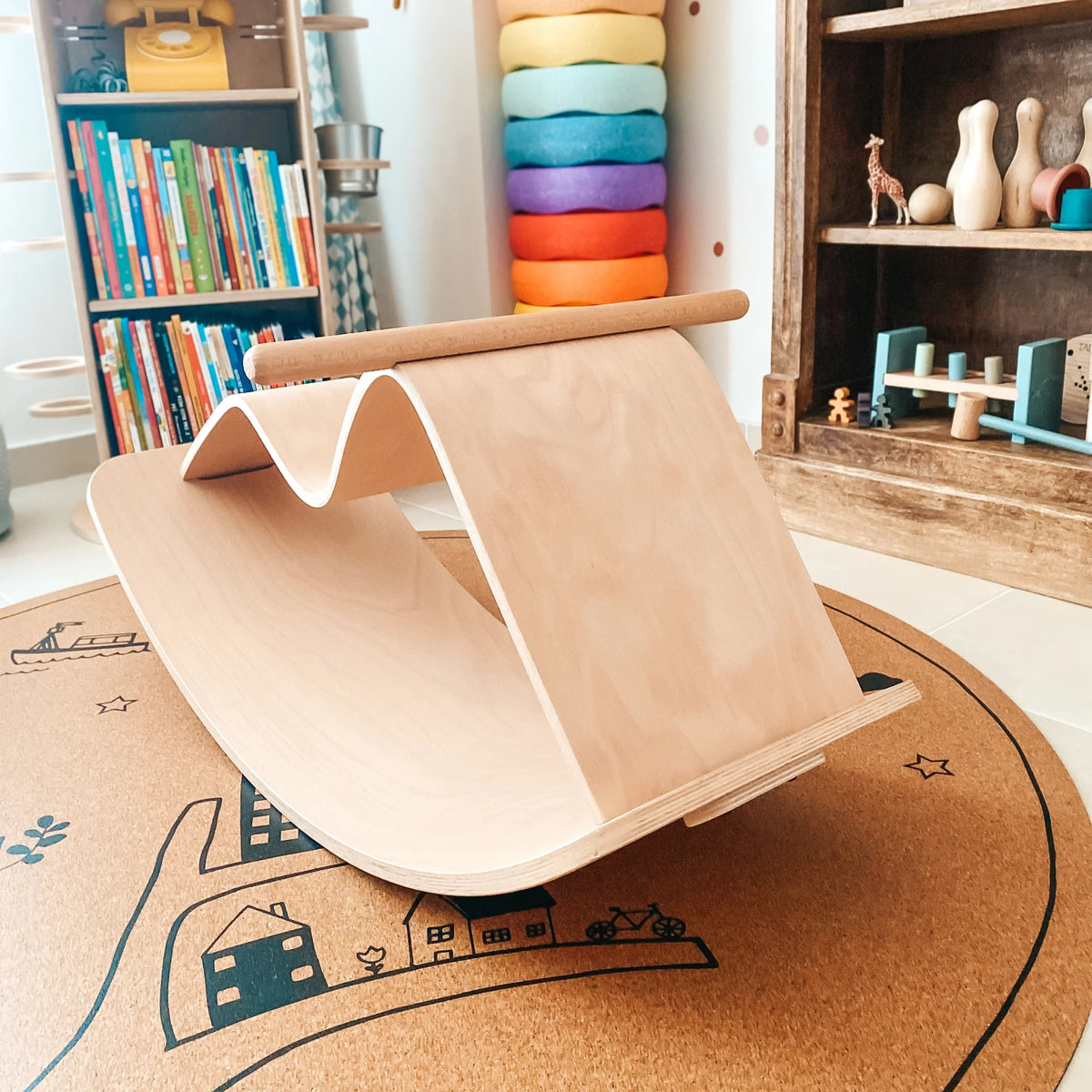 Nachhaltiges Holz-Schaukelpferd aus Buchenholz, kompatibel mit dem Perfect Arc Balance Board – erhältlich in Winterthur, Zürich & online.