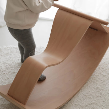 Hochwertiges, handgefertigtes Holzpferd mit glatter Oberfläche und sicherem Design für Kinder ab 2 Jahren.