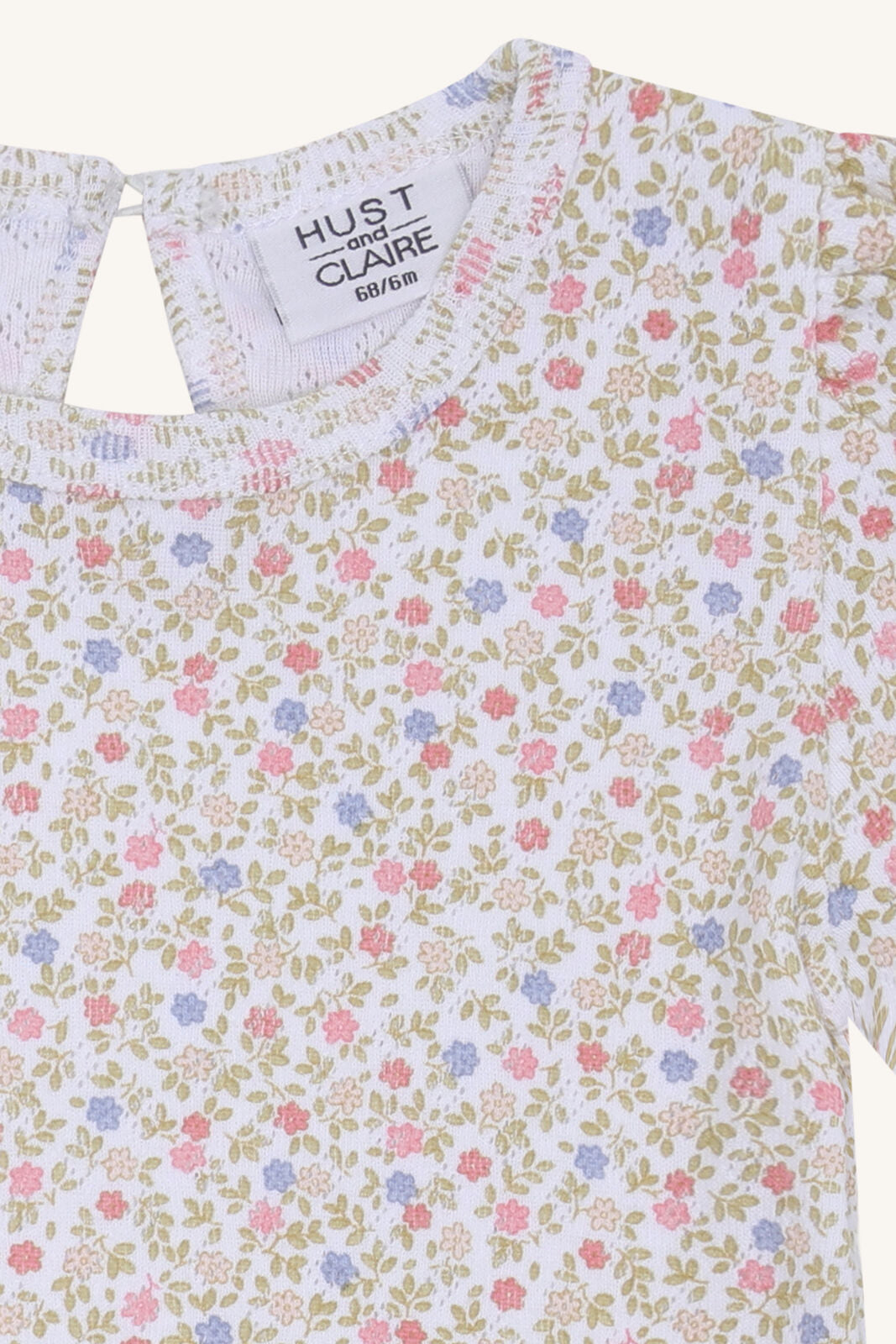 Detailaufnahme vom Blumenmuster des Hust&Claire Alma Blooming GOTS Baumwoll T-Shirts, Bärechind Winterthur, Zürich, Schweiz.
