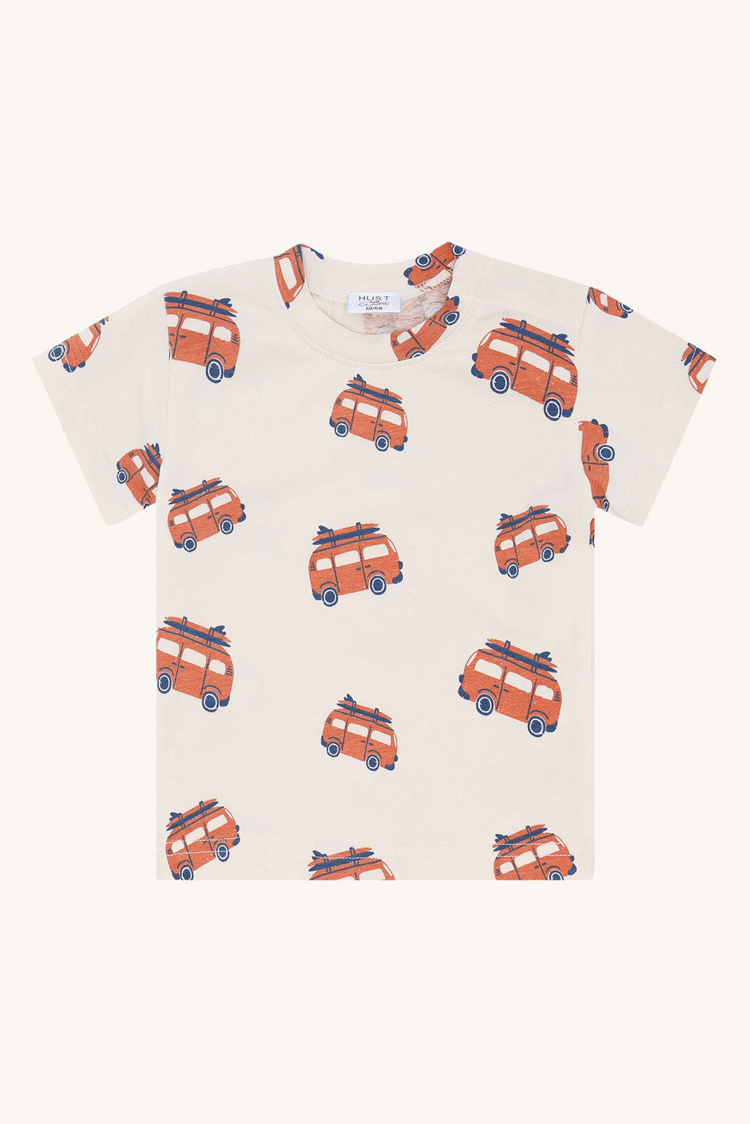 Hust&Claire Anton Van T-Shirt aus Baumwolle in Sandshell mit Van-Muster, Vorderansicht, im Bärechind Winterthur Zürich Schweiz.