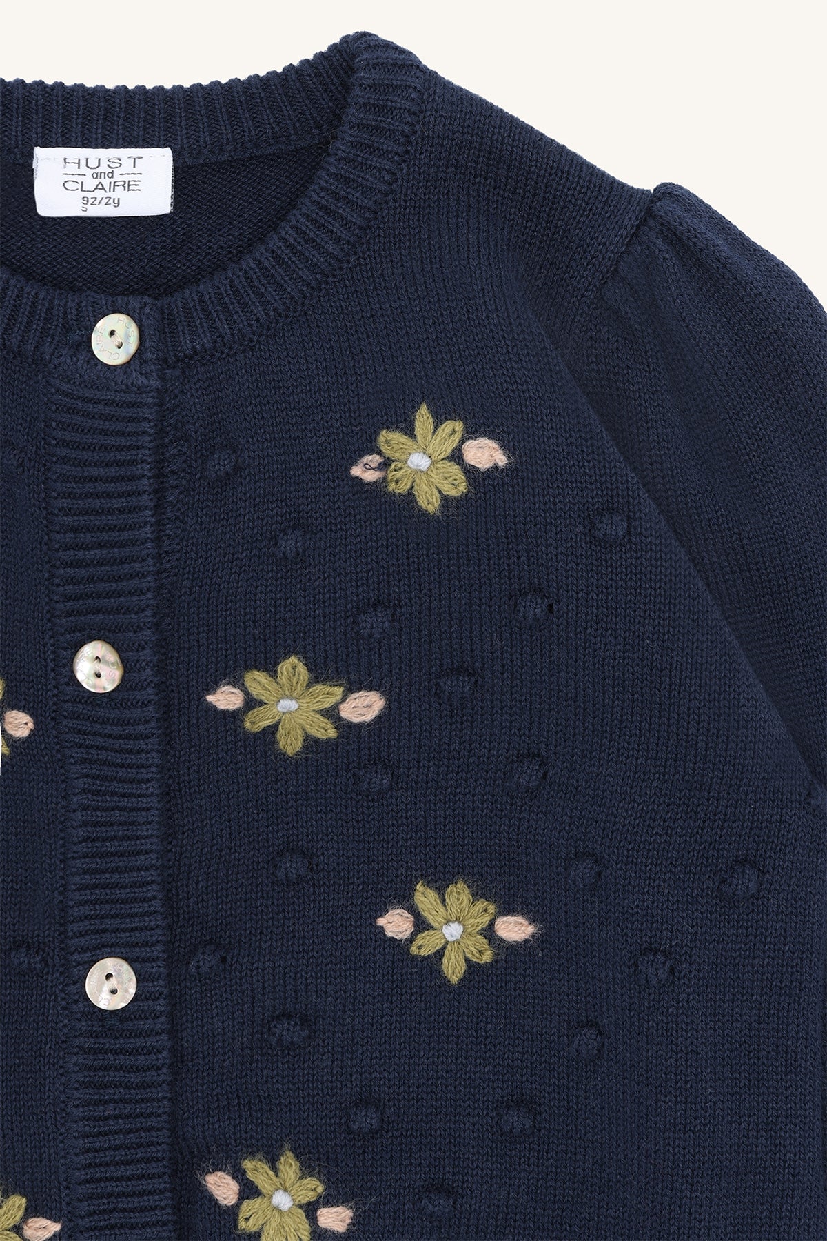 Detailansicht der Blumenstickerei und 3D-Strickelemente der Hust&Claire Camilia Strickjacke, erhältlich im Bärechind Winterthur, Zürich Schweiz.
