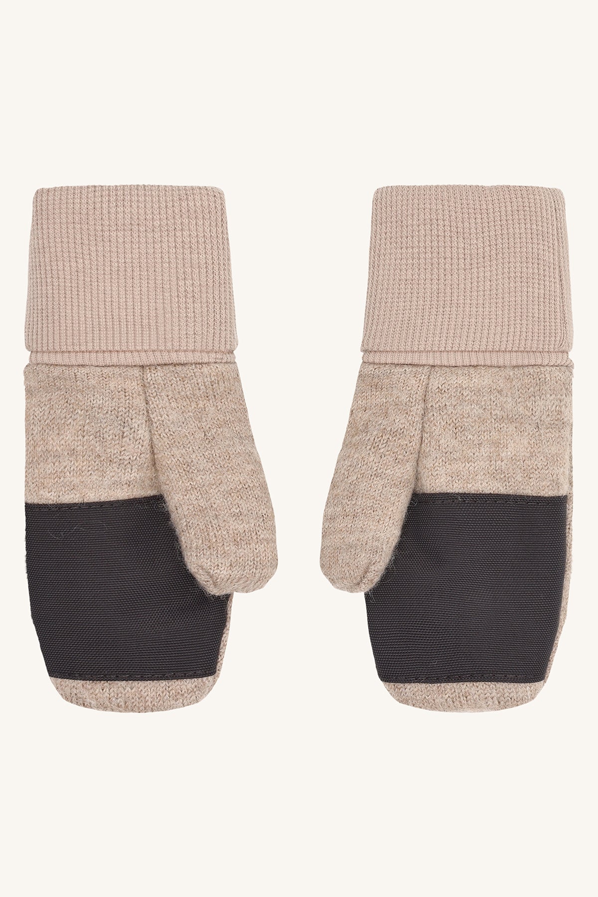 Hust & Claire Felix Wollwalk Kinderhandschuhe in Biscuit mit dunklen Handflächen und langen Bündchen.