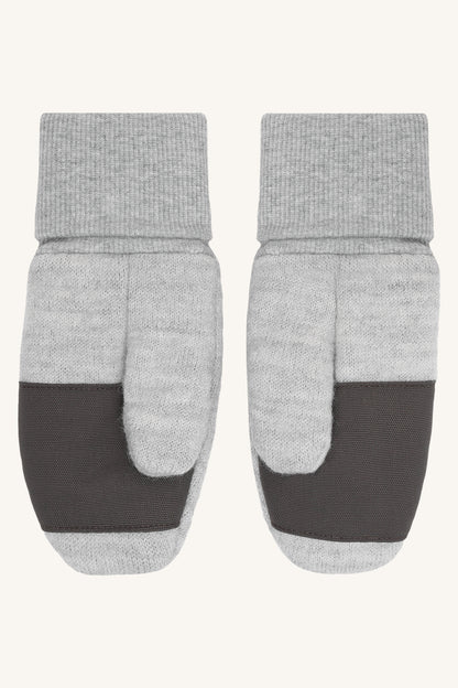 Rückansicht der Hust & Claire Felix Wollwalk Handschuhe in Hellgrau mit dunklen Handflächen.