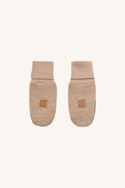 Hust & Claire Felix Wollwalk Fäustlinge in Biscuit, beige Kinderhandschuhe mit langen Rippbündchen, Bärechind Winterthur Schweiz.
