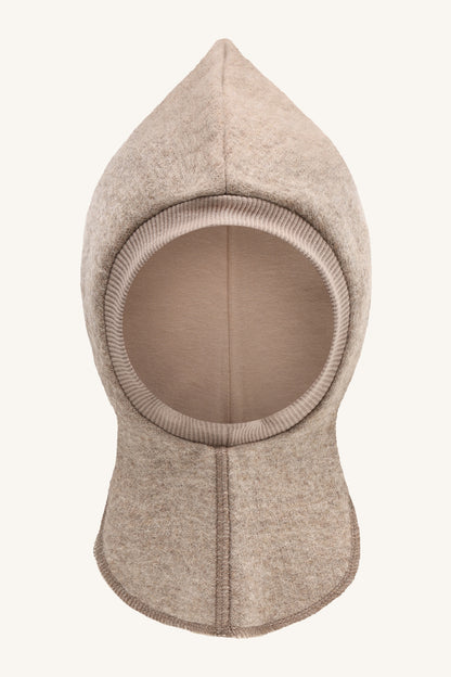 Hust & Claire Feo Wollwalk Schlupfmütze in Biscuit, beige Kindermütze aus Wolle mit Gesichtsöffnung und Halsschutz, im Bärechind Winterthur.