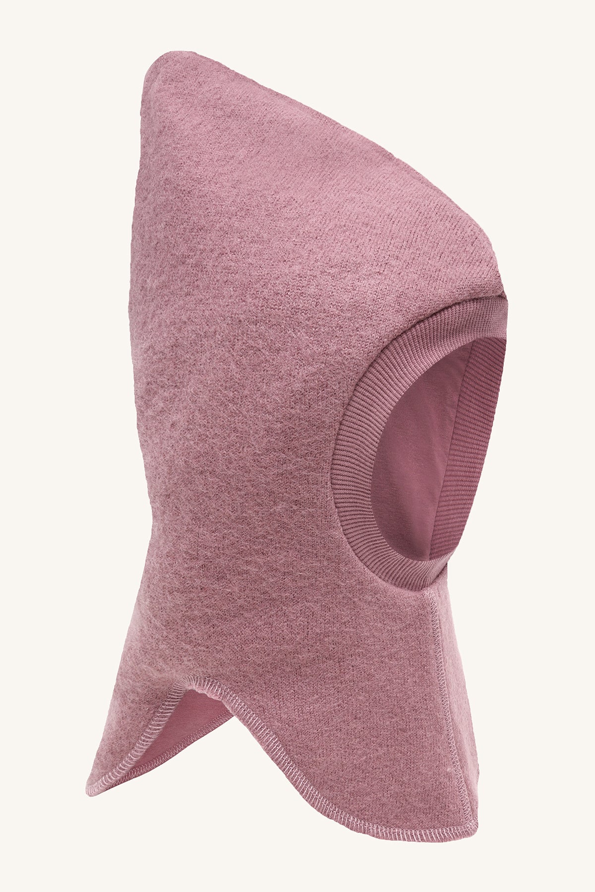 Seitenansicht der Hust & Claire Feo Wollwalk Schlupfmütze in Pale Mauve mit spitzer Kapuzenform und verlängertem Nackenschutz.