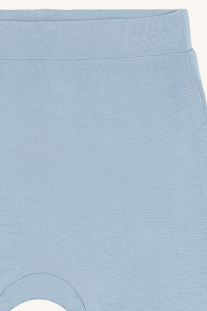 Detailansicht der Gusti Hose von Hust & Claire aus weicher Bambus Viskose in Hellblau