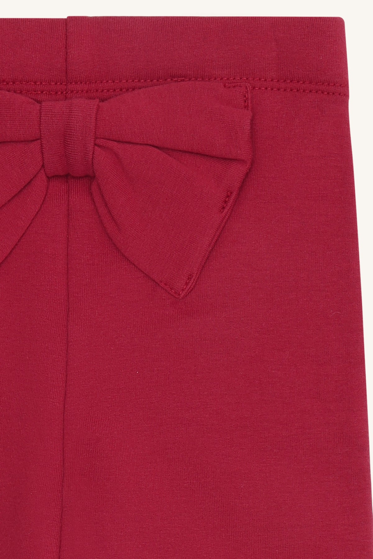 Detailaufnahme der grossen Stoffschleife auf der Hust & Claire Lisa Baby Leggings in Teaberry. Bärechind Winterthur, Zürich, Schweiz.