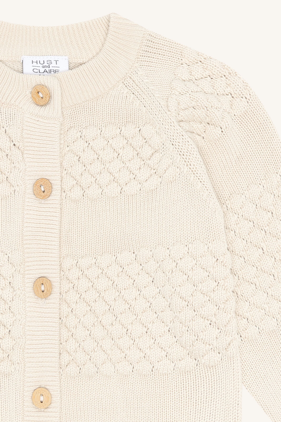 Detailaufnahme Strukturmuster und Knöpfe vom Hust&Claire Baumwoll Strickjäckchen – Bärechind Winterthur, Zürich, Schweiz