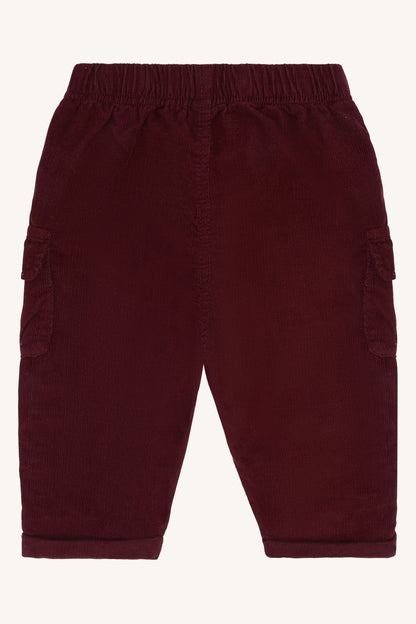 Hust & Claire Tue Cordhose Red Chocolate von hinten, bequeme Cordhose für Babys und Kleinkinder, im Bärechind Schweiz.