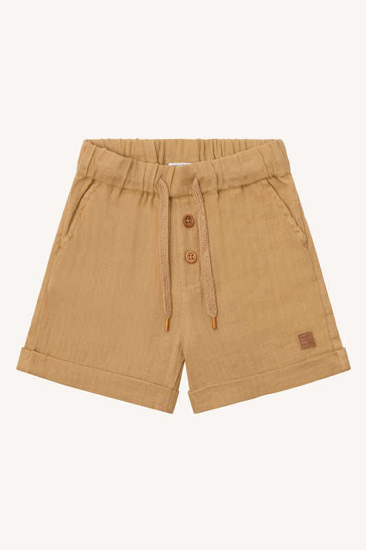 Bio-Kindershorts Haggi von Hust & Claire in Sandfarbe mit elastischem Bund – erhältlich bei Bärechind in Winterthur, Zürich, Schweiz