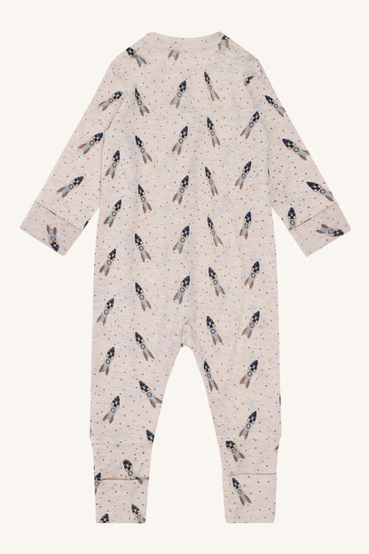 Rückansicht vom Hust&Claire Baby Overall aus Wolle und TENCEL™ bei Bärechind in Winterthur, Zürich, Schweiz.