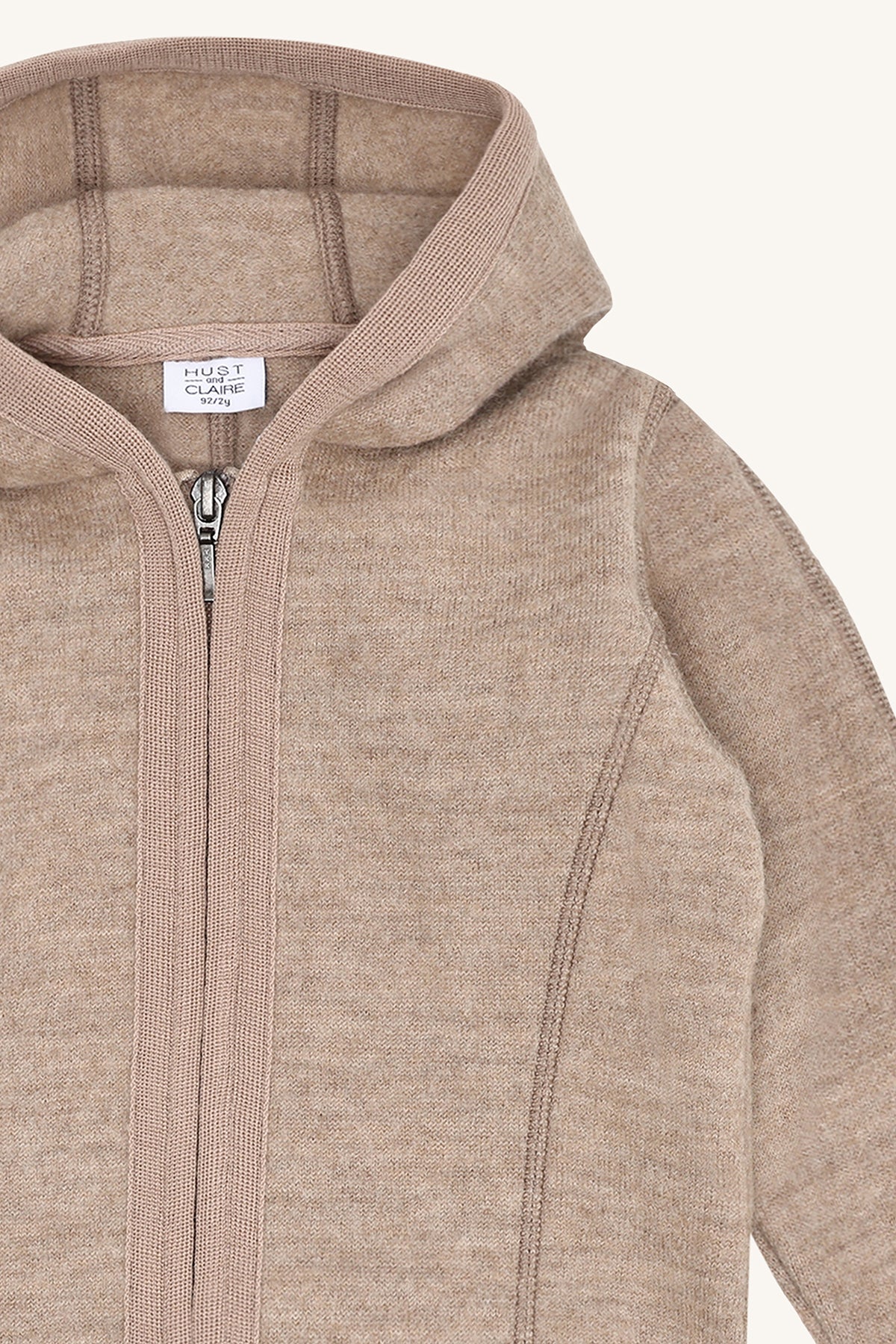 Detailansicht der Hust&Claire Ebba Wollwalk Jacke Biscuit mit Kapuze und Reissverschluss bei Bärechind Winterthur, Zürich, Schweiz.