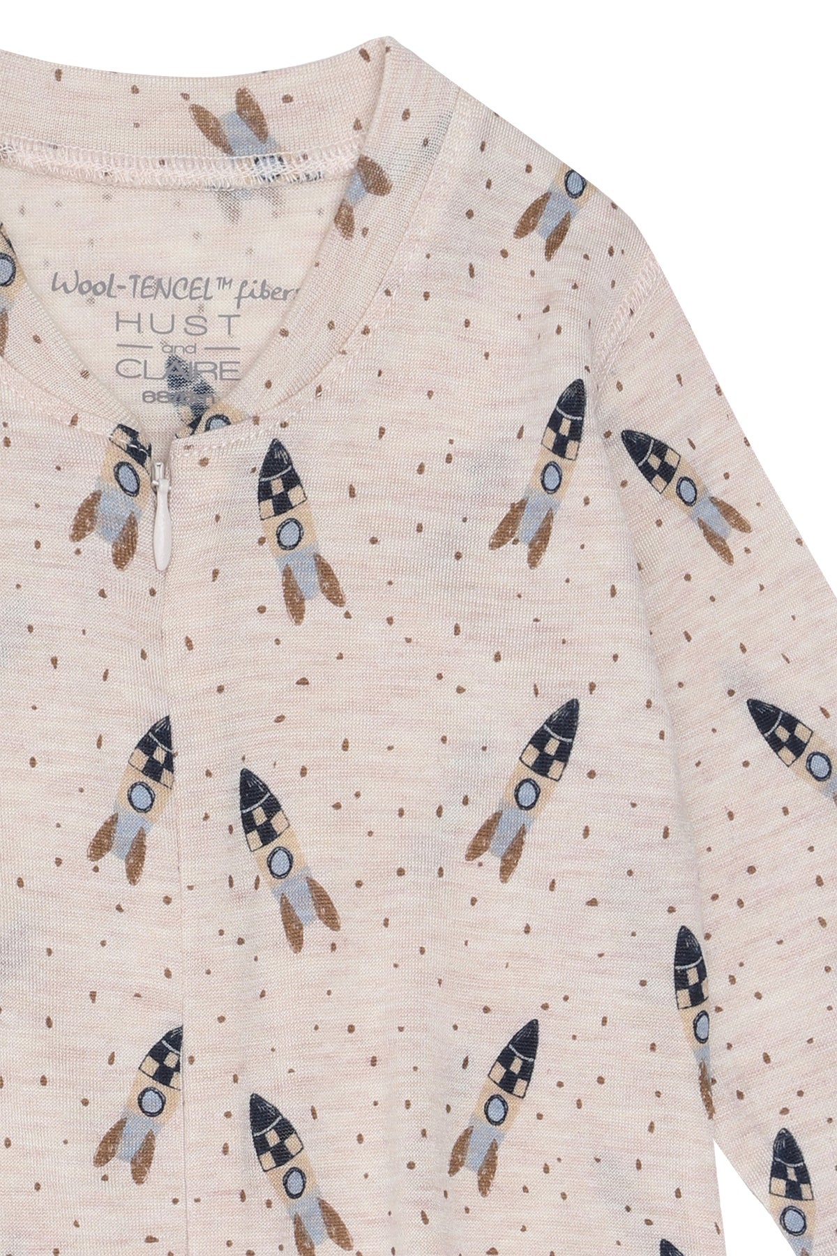 Detailansicht vom Hust&Claire Overall aus Wolle und TENCEL™ mit Raketenprint bei Bärechind Winterthur, Zürich, Schweiz.