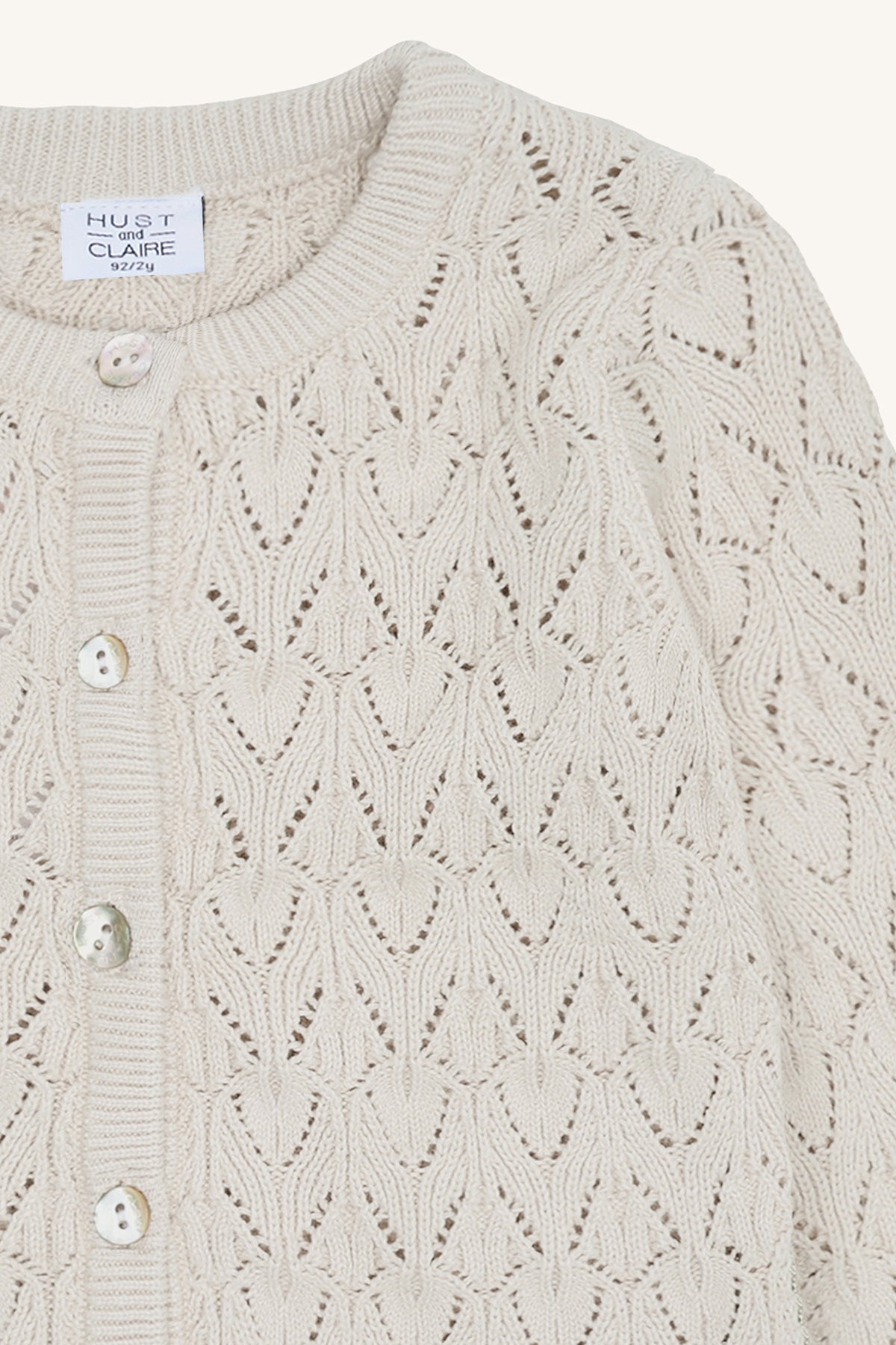 Detailaufnahme des feinen Ajour-Stricks der Hust&Claire Bio-Baumwoll-Jacke – erhältlich bei Bärechind in Winterthur, Zürich, Schweiz.