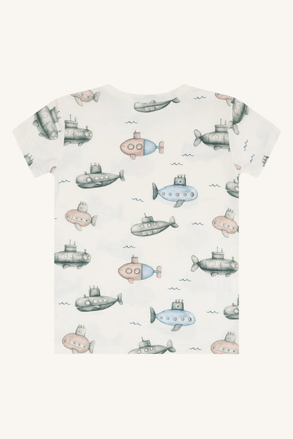 Rückansicht des Austin Bambus T-Shirts von Hust&Claire mit U-Boot Motiv, Bärechind Winterthur, Zürich, Schweiz.