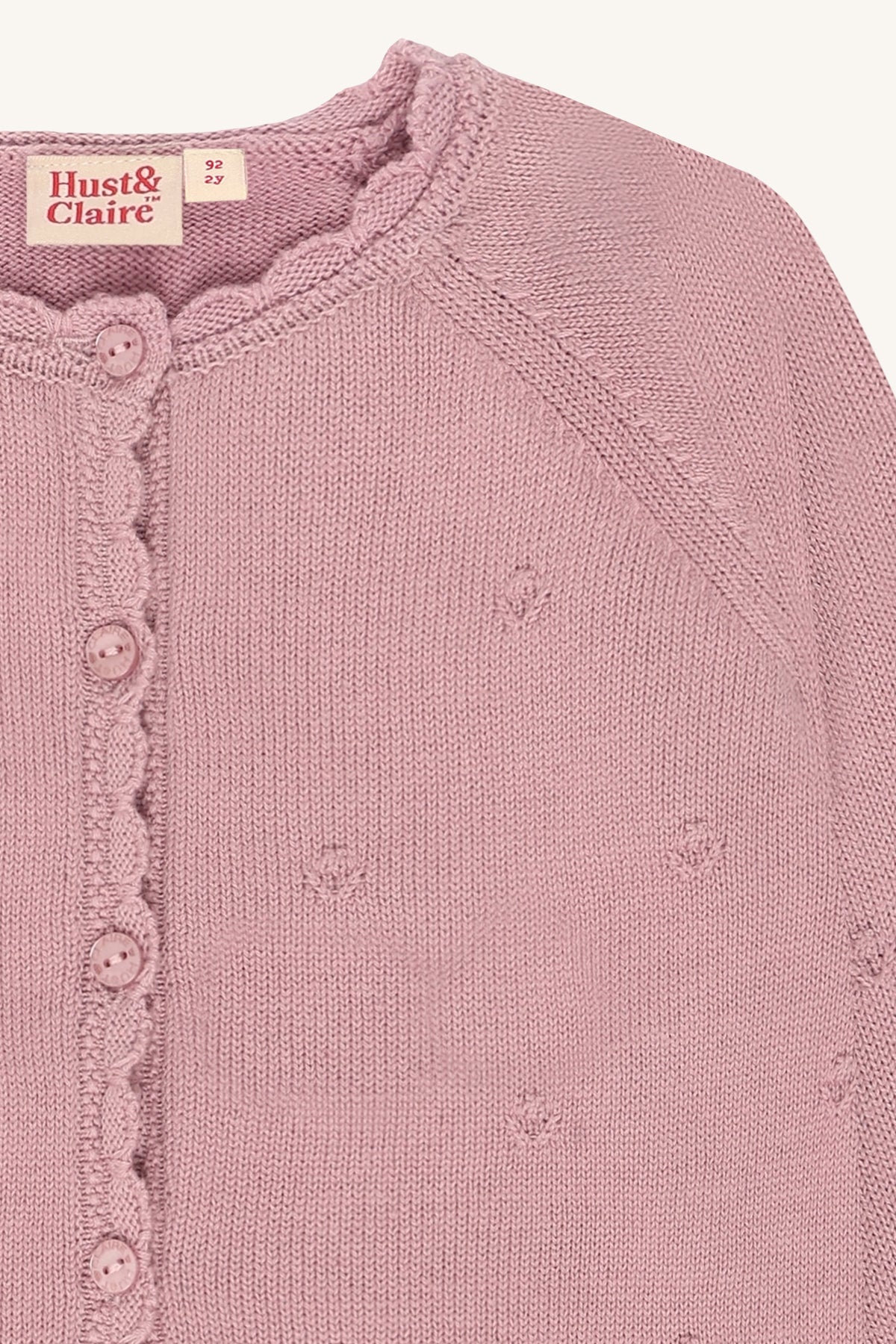 Nahaufnahme der Pointelle-Struktur und Knopfleiste der Cilja Strickjacke in Heather