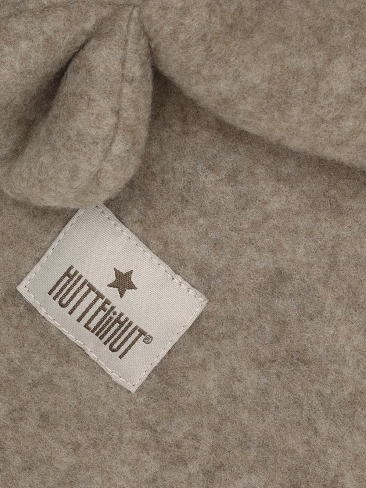 Merino Schlupfmütze mit Bärenohren von Huttelihut, Detailansicht aus dem Bärechind Sortiment