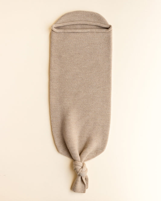 Hvid Baby Cocoon in Sand aus 100% Merinowolle