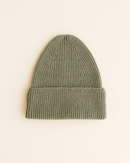 Hvid Fonzie Beanie in Artichoke, gestrickt aus Merinowolle, erhältlich im Bärechind in Winterthur, Zürich Schweiz.