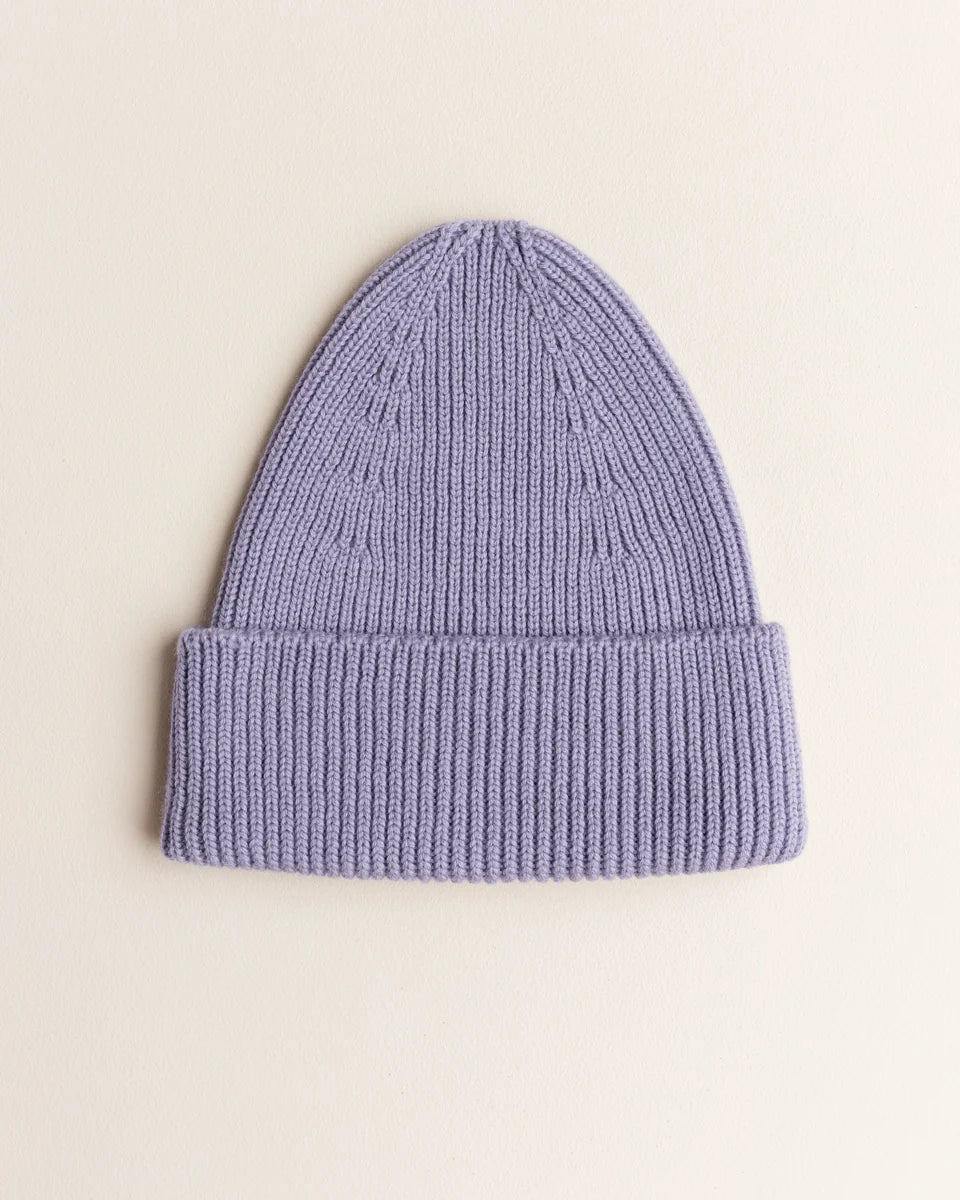 Hvid Fonzie Beanie für Erwachsene in Lilac aus 100 % Merinowolle. Lila Strickmütze mit Umschlag im Bärechind Winterthur, Zürich, Schweiz.