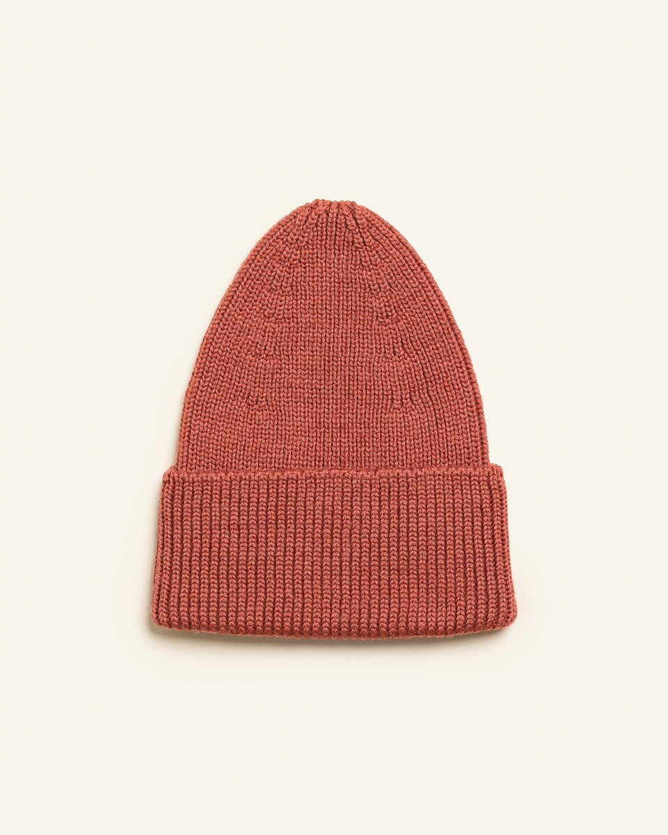 Hvid Fonzie Beanie aus mulesingfreier Merinowolle in Wild Berry mit breitem Rippumschlag bei Bärechind