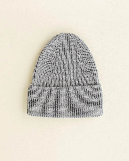 hvid-fonzie-beanie-merinowolle-grau